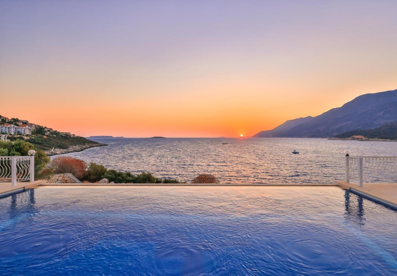 La Kumsal Denize Sifir Ve Oezel Havuzlu Dubleks Suit Kaş Exterior photo